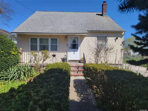 29 Manor Dr, Shirley, NY 11967