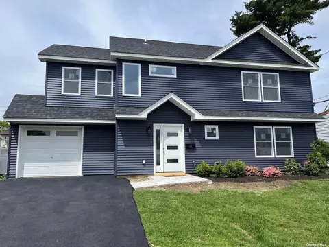23 Tarry Ln, Levittown, NY 11756