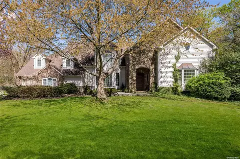 70 School St, East Williston, NY 11596