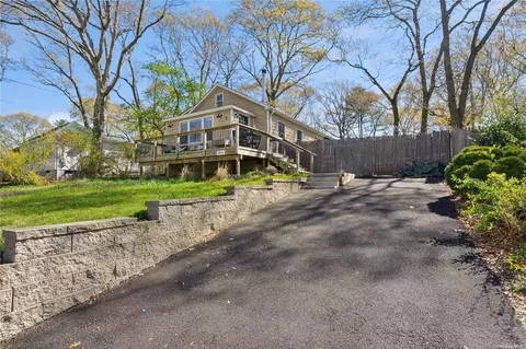 11 Sunrise Dr, Sound Beach, NY 11789