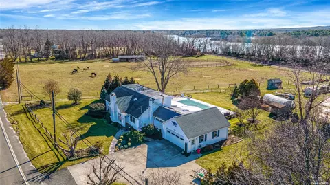 2079 River Rd, Calverton, NY 11933