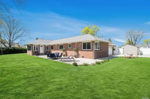 40 E Bay Dr, West Islip, NY 11795