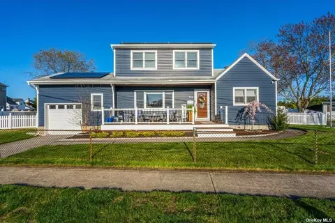 716 Shore Rd, Lindenhurst, NY 11757