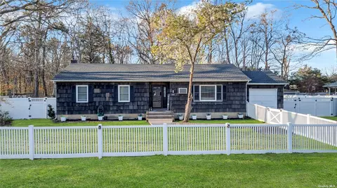 55 Lincoln Ave, Mastic Beach, NY 11951