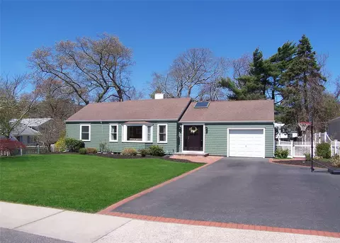51 Brook St, Sayville, NY 11782