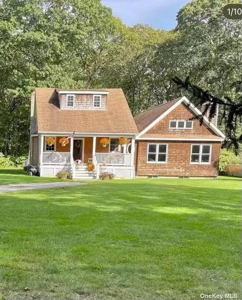 37 Crescent St, Yaphank, NY 11980