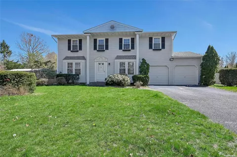 4 Ruth Ln, Selden, NY 11784