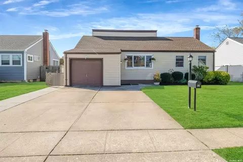 52 E June St, Lindenhurst, NY 11757