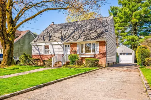 56 Middle Neck Rd, Port Washington, NY 11050