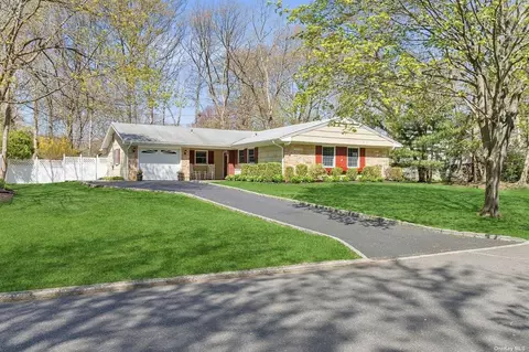 20 Shawmont Ln, Stony Brook, NY 11790