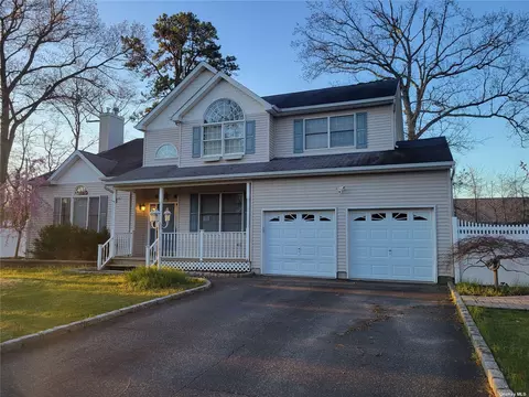 24 Hammond Rd, Centereach, NY 11720