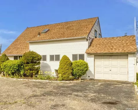 76 Abbey Ln, Levittown, NY 11756
