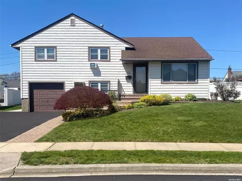 12 Pembroke Dr, Massapequa, NY 11758