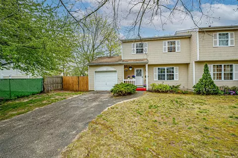 27 Oak St, Central Islip, NY 11722