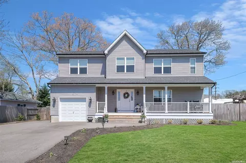 27 Commercial Ave, Oakdale, NY 11769