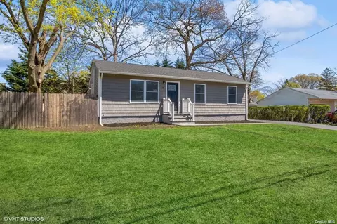 31 Long St, Lake Grove, NY 11755