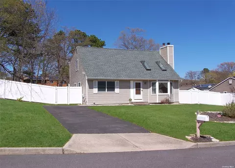 19 Samuels Ln, Selden, NY 11784