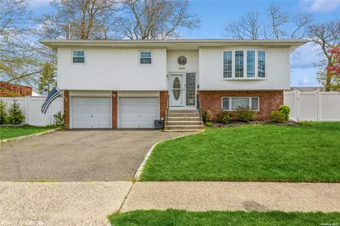 580 N Indiana Ave, Lindenhurst, NY 11757