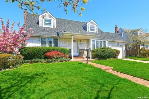 1711 Royal Rd, East Meadow, NY 11554