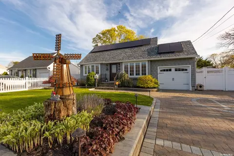 447 37th St, Lindenhurst, NY 11757