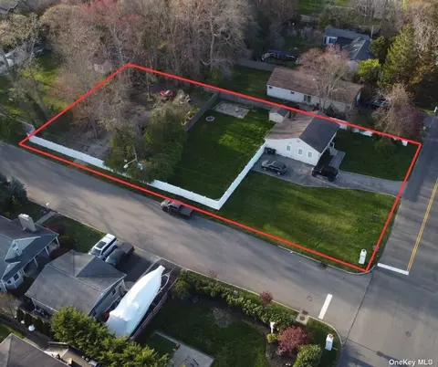288 Vanderbilt Blvd, Oakdale, NY 11769
