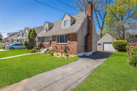 418 Roquette Ave, South Floral Park, NY 11001