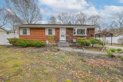 20 Hart Pl, Mastic, NY 11950