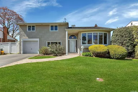 28 Coronet Ln, Plainview, NY 11803
