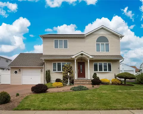 369 N Iowa Ave, Massapequa, NY 11758