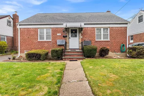118 Roosevelt Ct, Carle Place, NY 11514