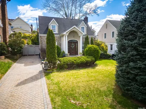 34 Upland Rd, Great Neck, NY 11020