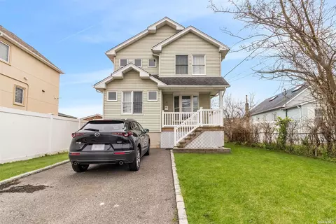19 Shore Rd, Lindenhurst, NY 11757