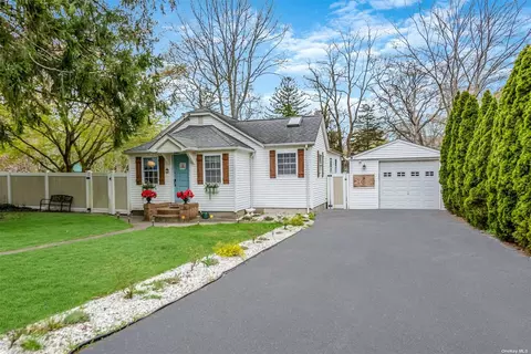 60 Lynbrook Dr, Sound Beach, NY 11789