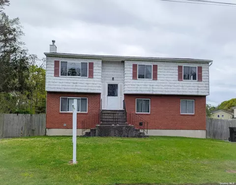 56 Fitchburg St, Bay Shore, NY 11706