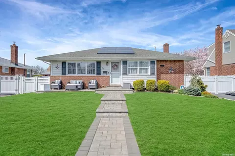 292 Taylor Ave, Levittown, NY 11756