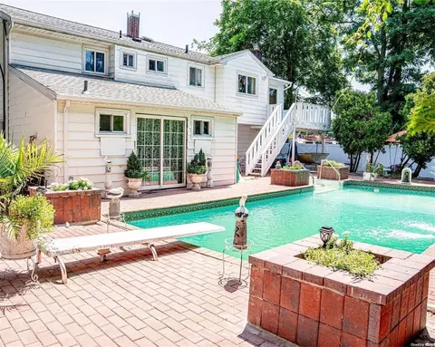 800 Udall Rd, West Islip, NY 11795