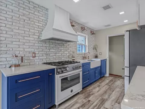 28-04 Murray St, Flushing, NY 11354
