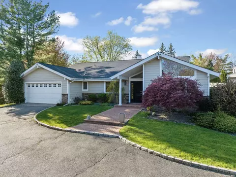 1 Kristi Dr, Muttontown, NY 11753