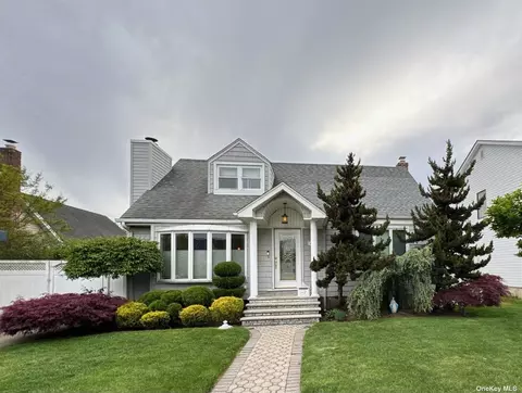 462 Robert Ave, Franklin Square, NY 11010