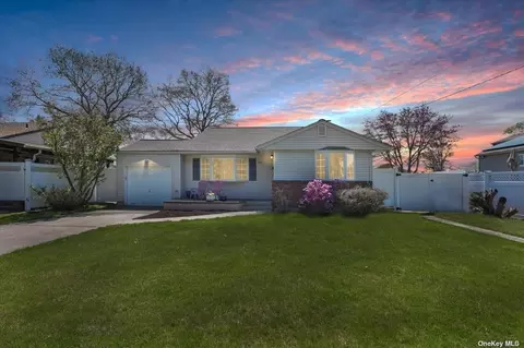 254 S Park Dr, Massapequa Park, NY 11762