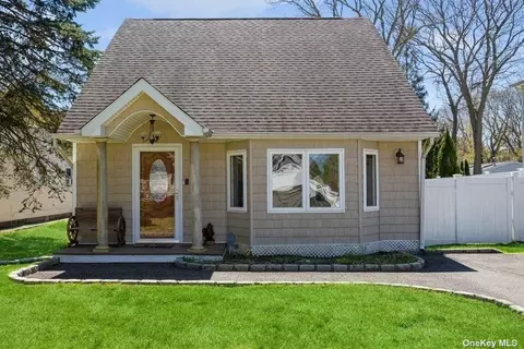76 Maplewood Ave, Selden, NY 11784