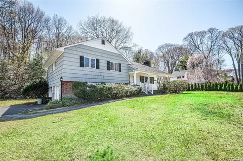 18 Woodedge Dr, Dix Hills, NY 11746