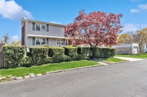 190 N Broome Ave, Lindenhurst, NY 11757