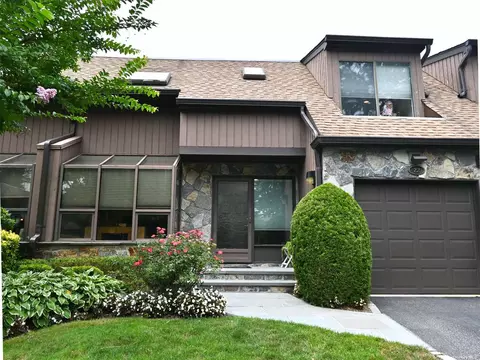 22 Fox Run #22, Roslyn Heights, NY 11577