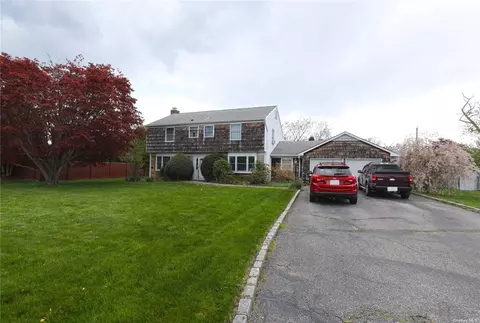 32 Manchester Ln, Stony Brook, NY 11790