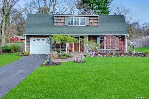 28 Baylor Dr, Farmingville, NY 11738