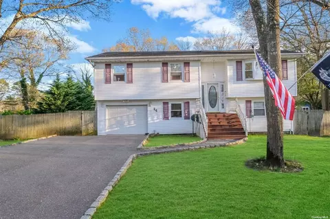 24 Robinson Ave, Medford, NY 11763