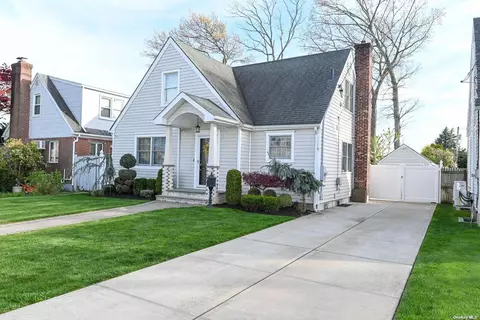 987 Polk Ave, Franklin Square, NY 11010