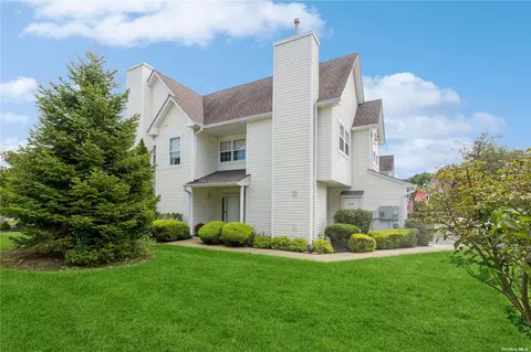 314 Erik Dr #314, Setauket, NY 11733