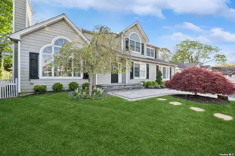 42 Foster Ln, Babylon, NY 11702